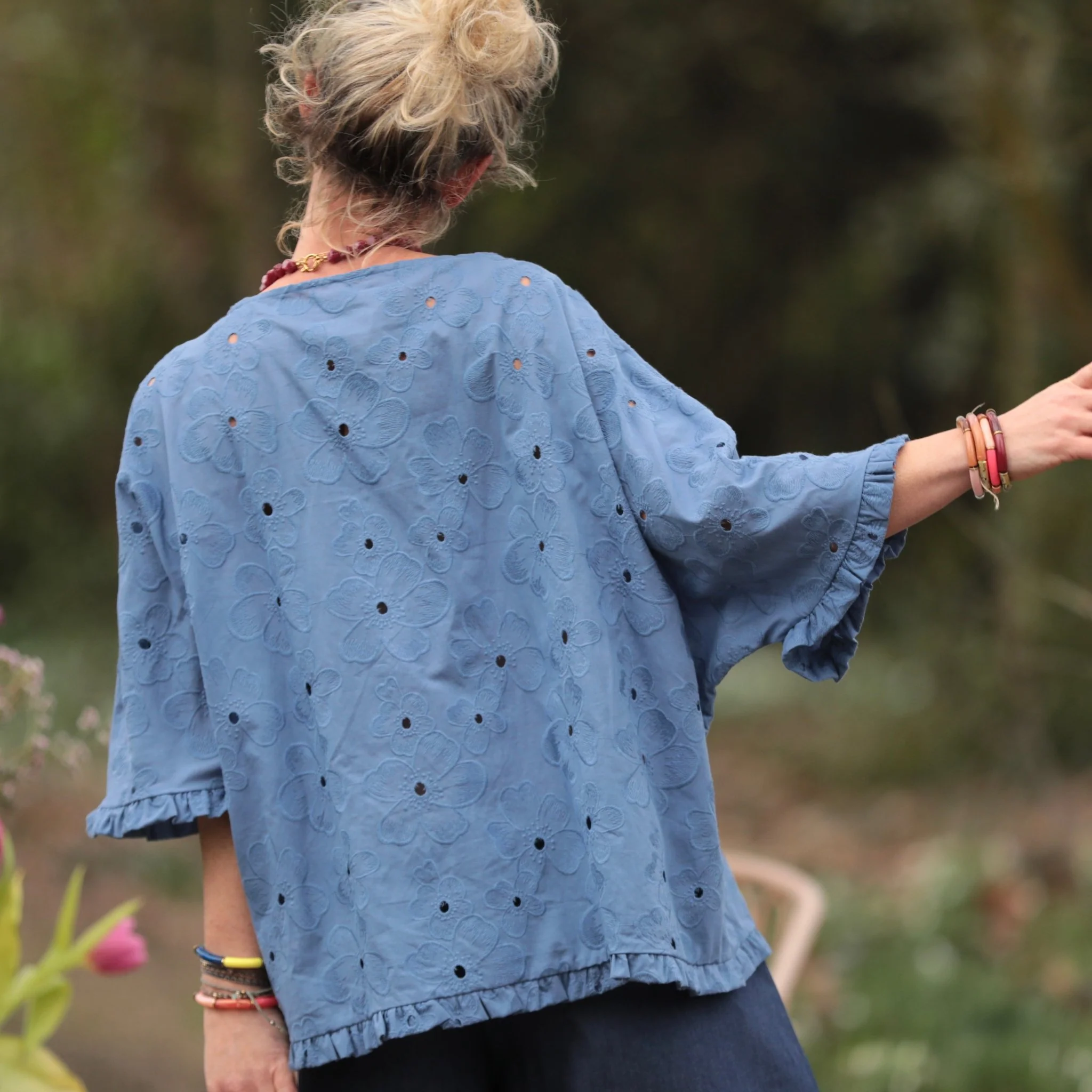 Blouse Annette - Broderie fleurie ajourée bleu myosotis - Image 9