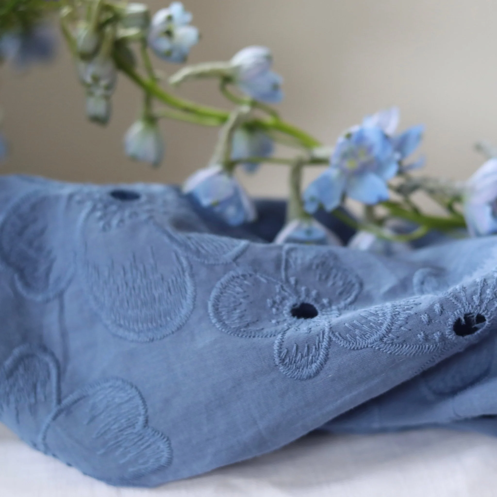 Boléro Ange - coton brodé ajouré bleu lavande - Image 2