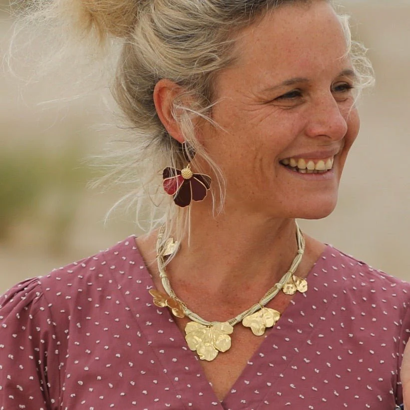 Boucles d’oreilles Camélia – Émaillées Grenat