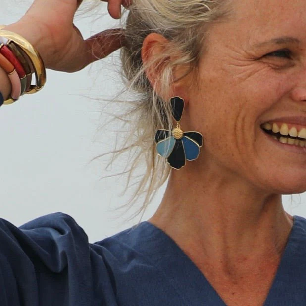 Boucles d’oreilles Camélia – Émaillées bleu & doré