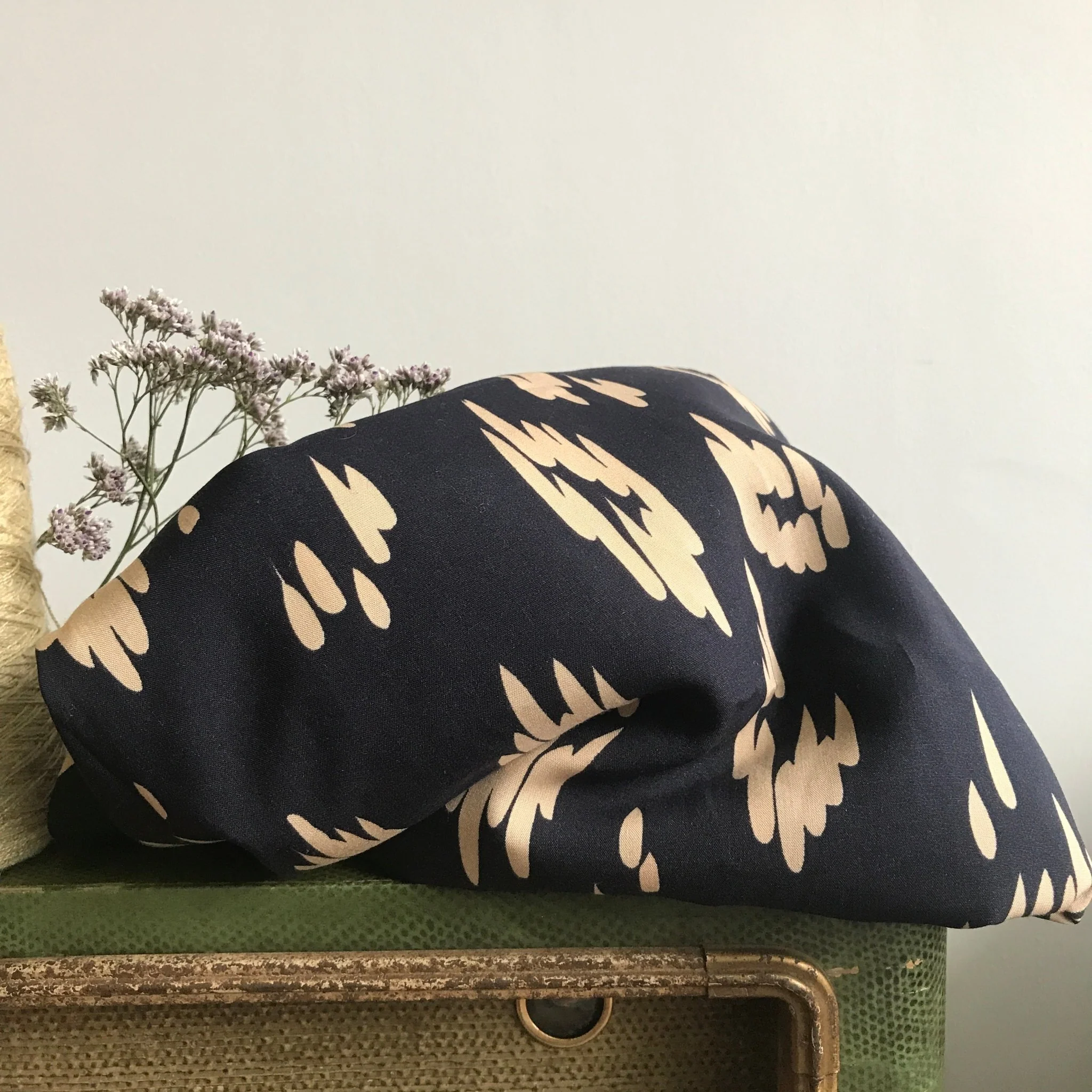 Coupon - viscose marine imprimé géométrique 150x160 (B1)