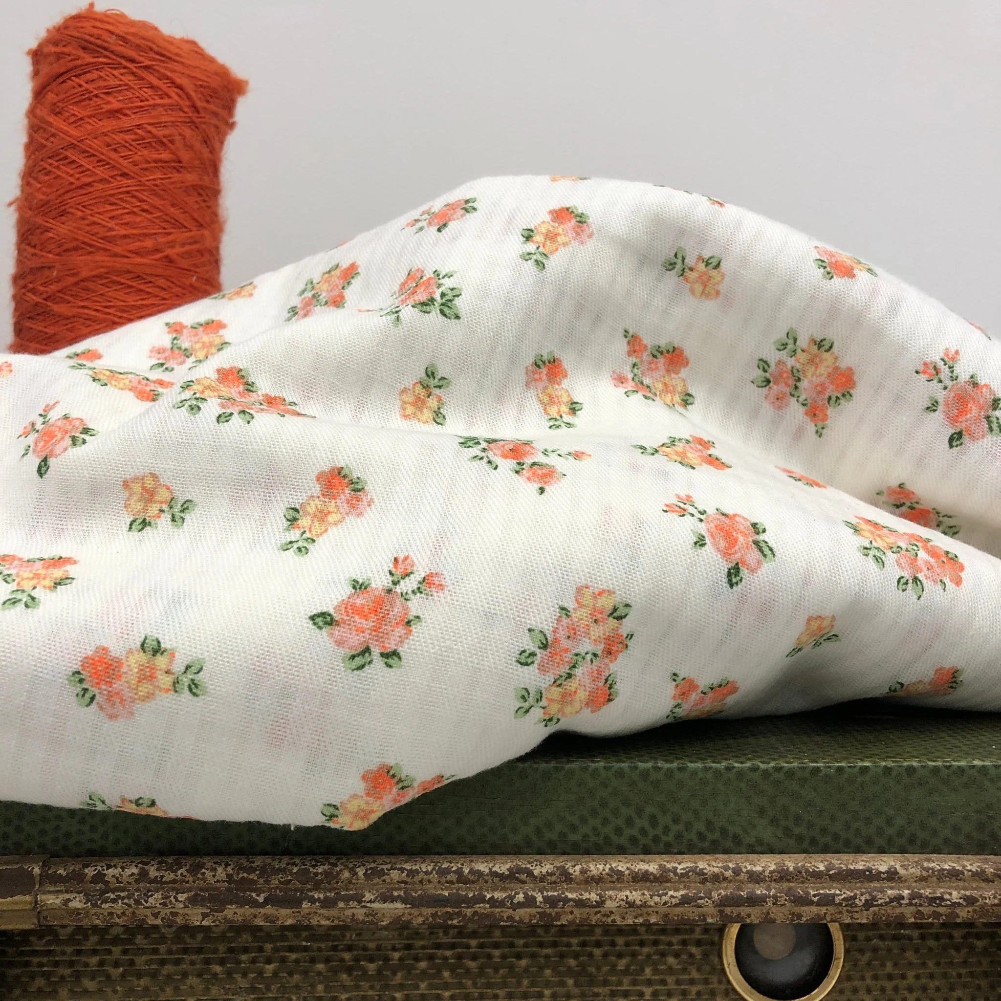 Coupon - voile de coton fleurs coraillées 140x160 (A15)
