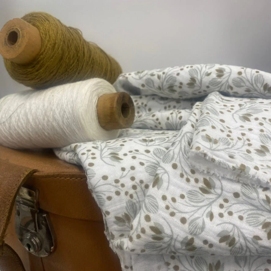 Coupon - double gaze de coton fleurs kaki 140x140 cm (E28)