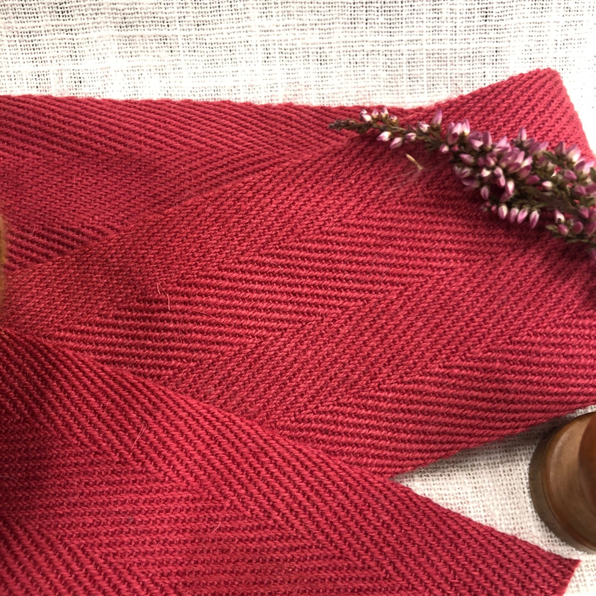 Galon de sergé chevron rouge cerise 5 cm - au mètre - Image 2