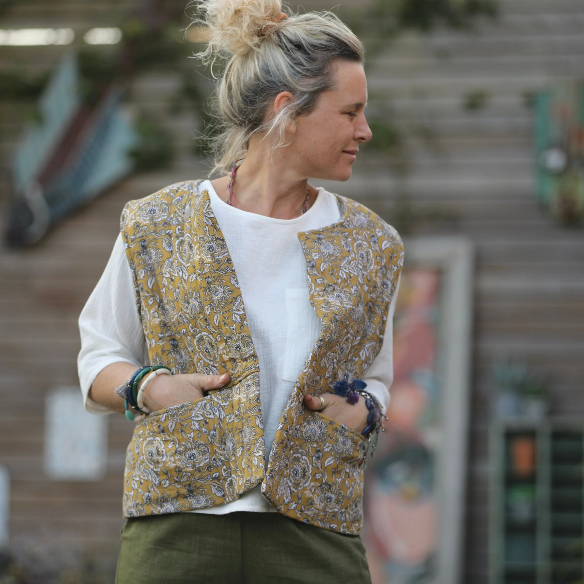Gilet Basile matelassé en double gaze de fleurs ocrées