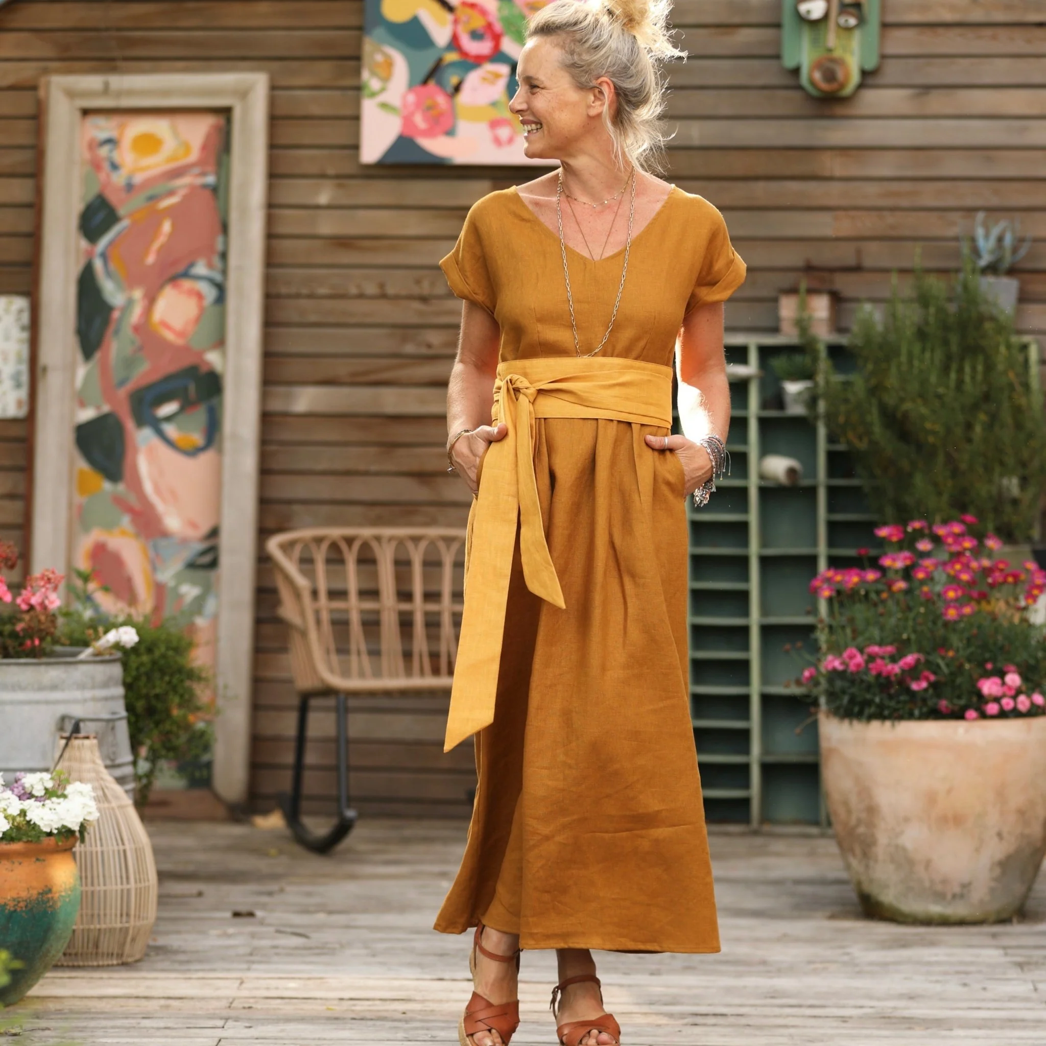 Robe longue Siloé – 100 % lin ocre | Confection artisanale française – Quintessence - Image 5