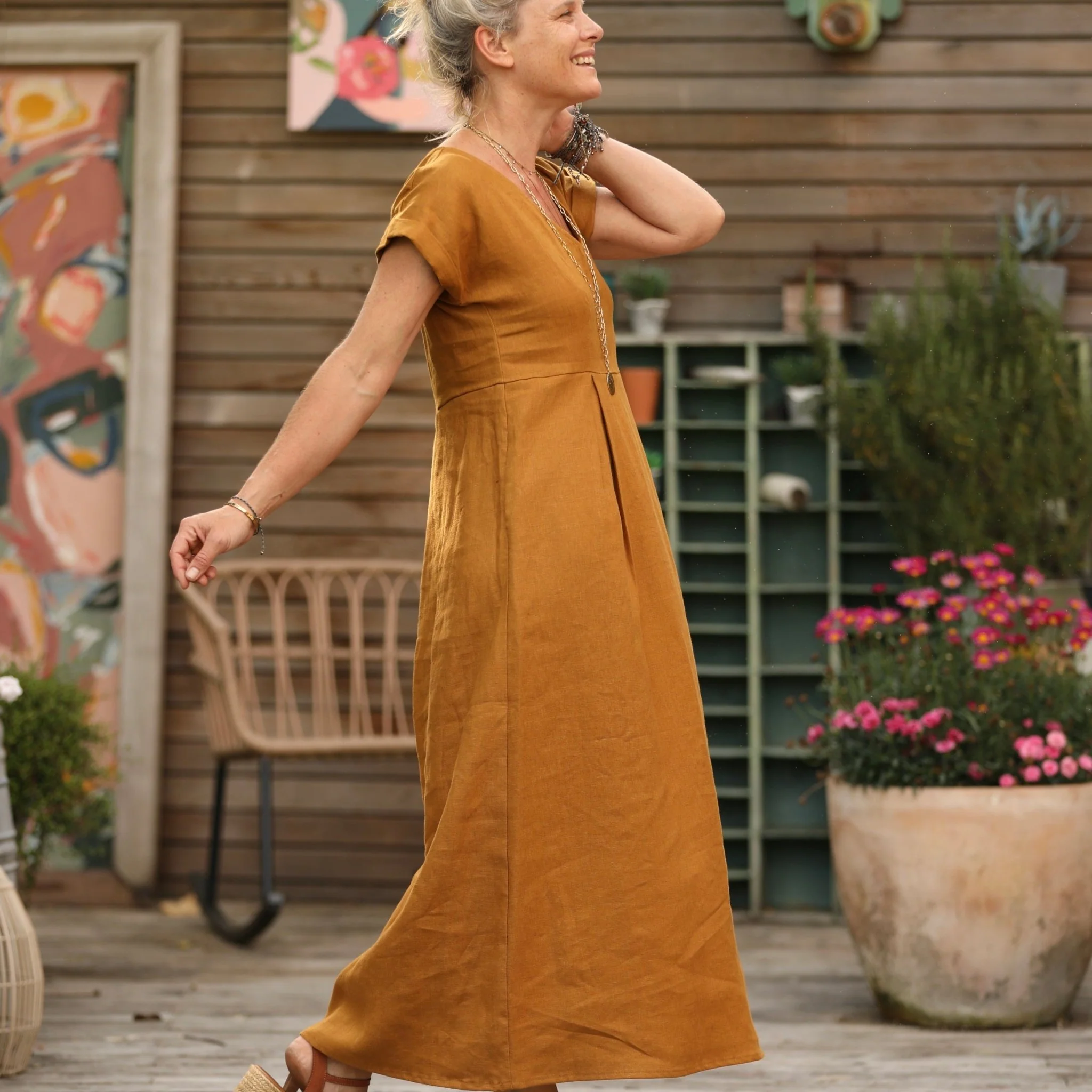 Robe longue Siloé – 100 % lin ocre | Confection artisanale française – Quintessence - Image 6