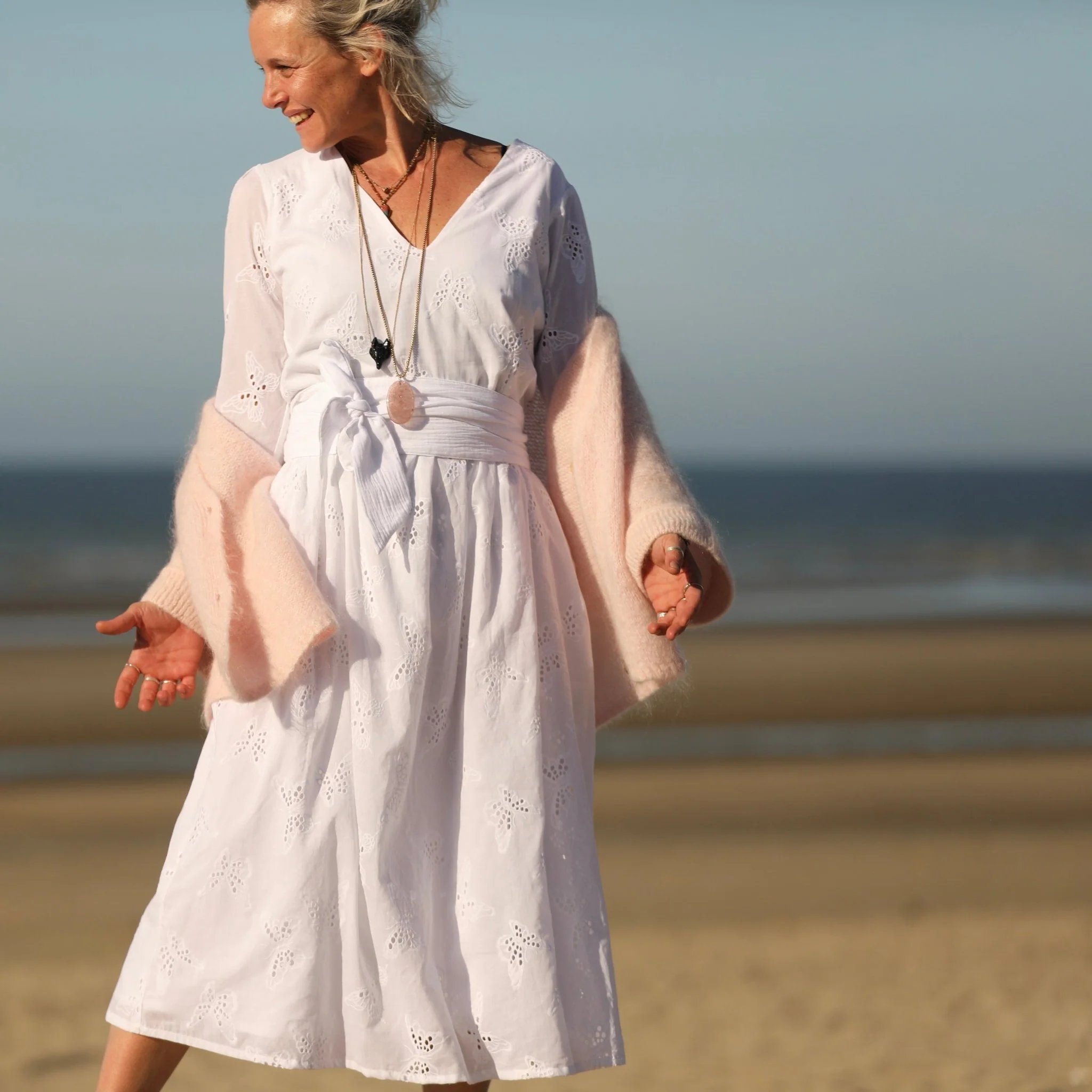 Robe Anastasia brodée papillons blanc cassé - Image 6