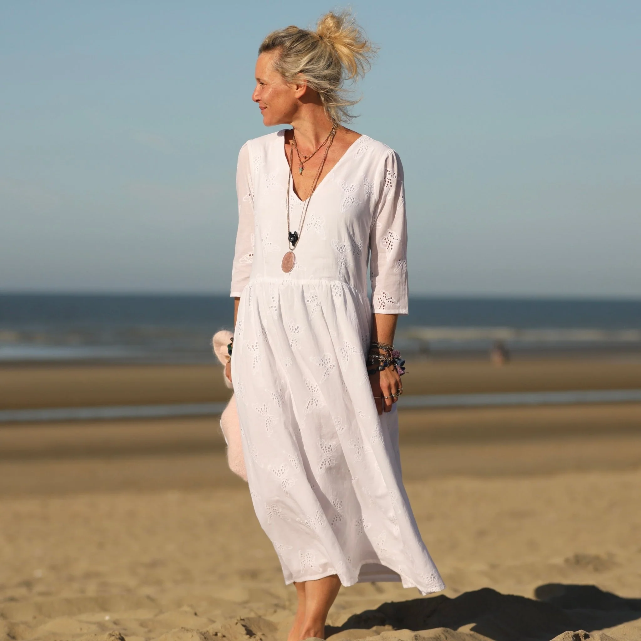 Robe Anastasia brodée papillons blanc cassé - Image 7