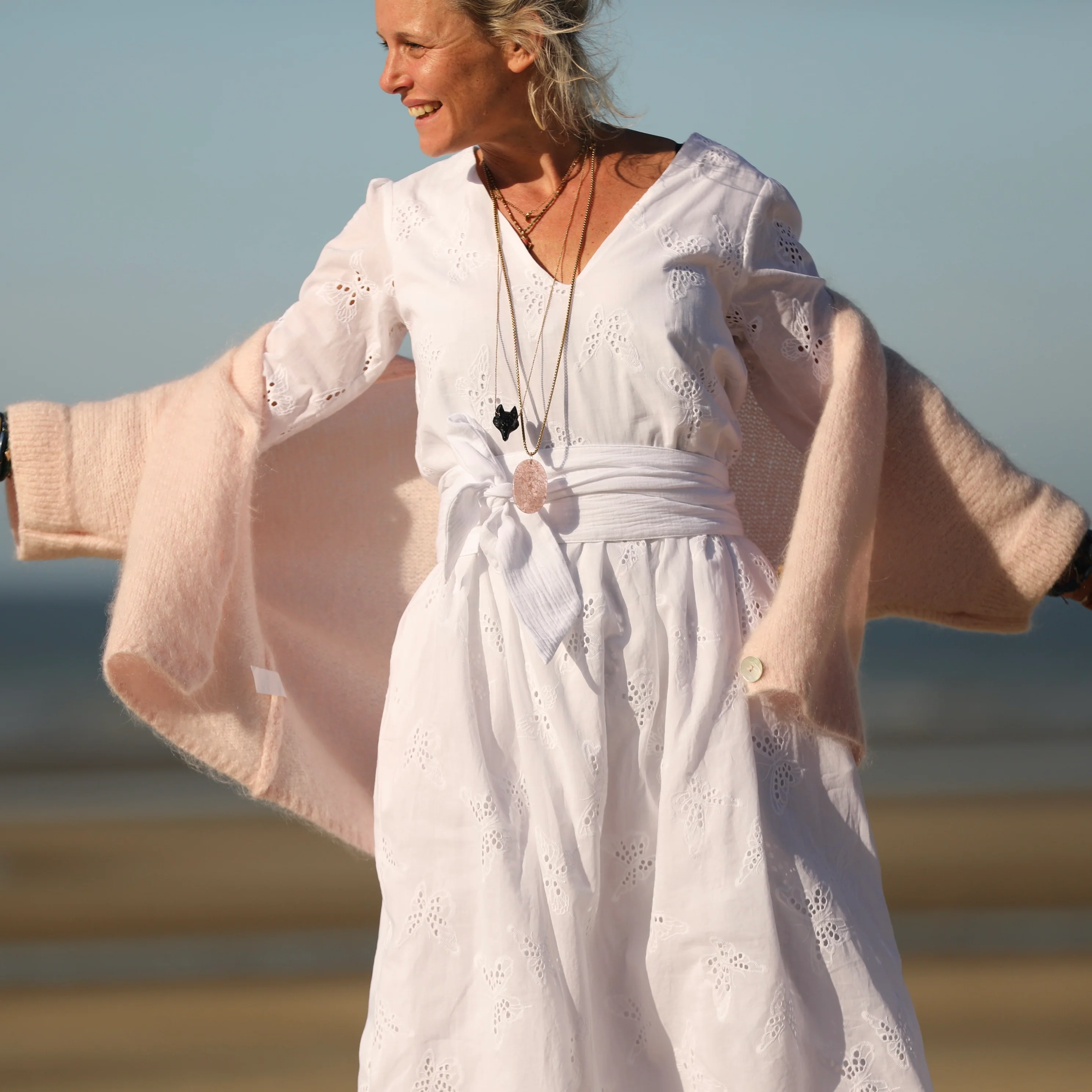 Robe Anastasia brodée papillons blanc cassé - Image 8