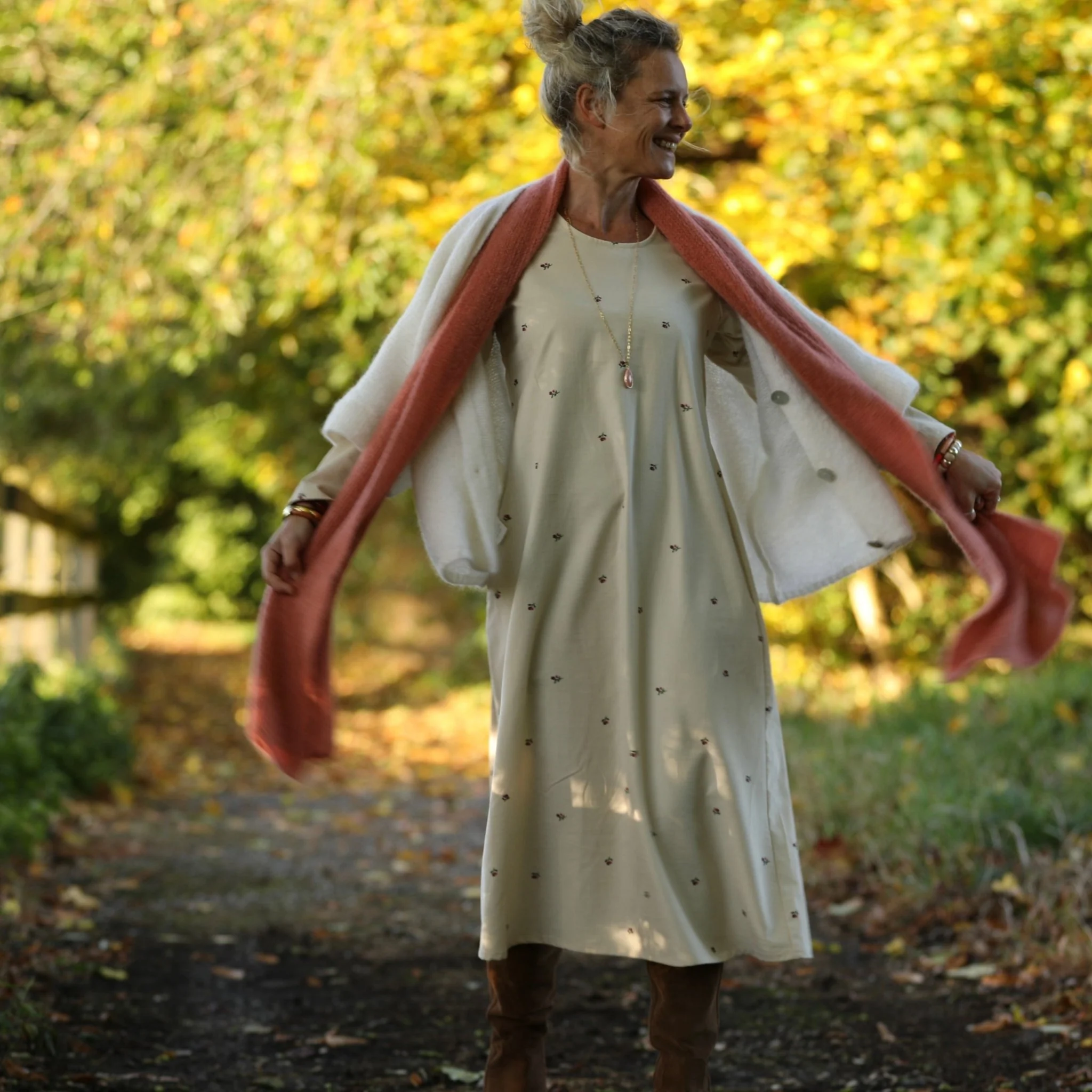 Robe Armande – Velours milleraies ivoire fleuri - Image 3